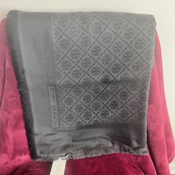 TORY BURCH• LOGO TRAVELERS JACQUARD WRAP - Picture 1 of 11